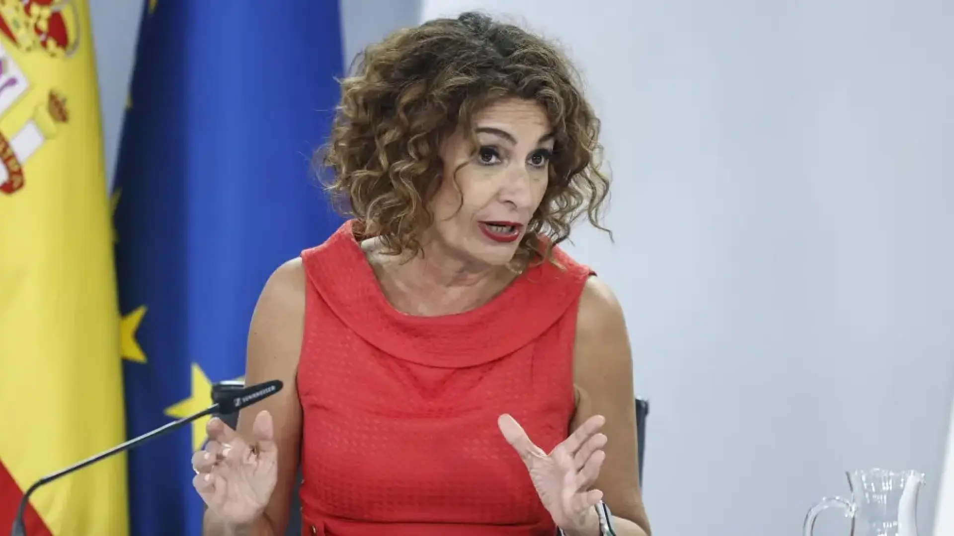 El Gobierno da el primer paso para perdonar deuda a las autonomías y considera  falso  que se haga para beneficiar a Cataluña