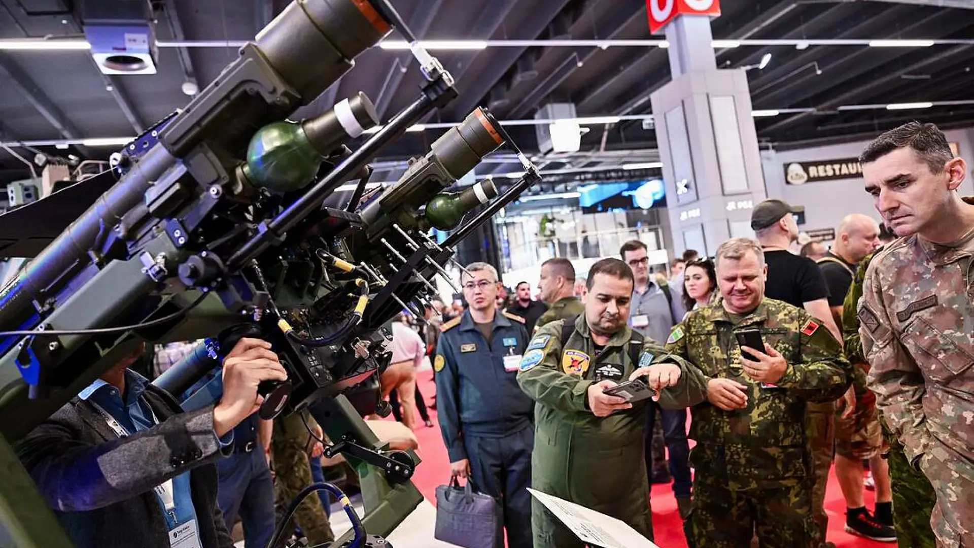 Indra y Navantia se exhiben en el escaparate de la defensa europea en busca de nuevos acuerdos