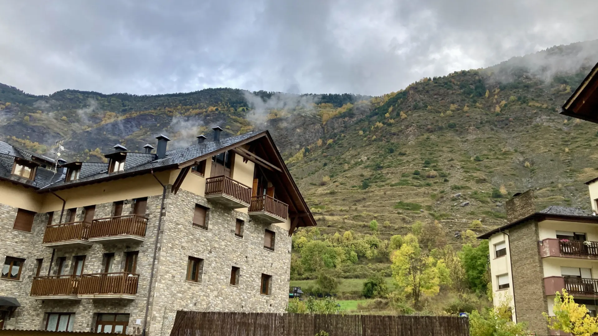La villa medieval de calles empedradas y arquitectura de montaña en pleno corazón de los Pirineos
