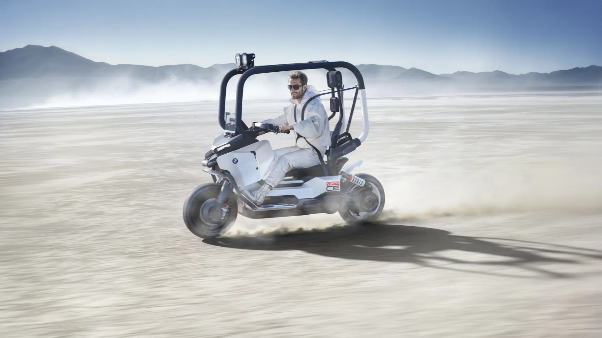 Del C1 al Concept CE: 25 años después, BMW reinventa la movilidad en moto sin casco
