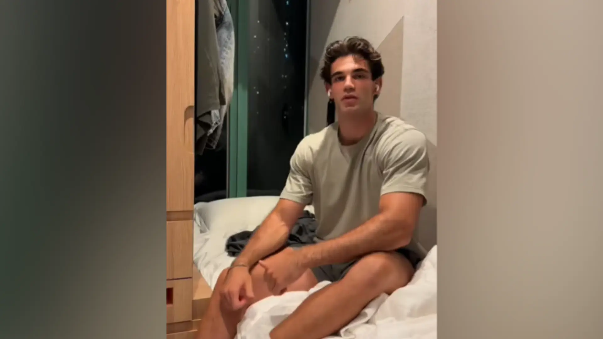 Un español de 2 metros enseña su casa de 5 metros cuadrados en Hong Kong: "Se puede vivir, hay que saber adaptarse"