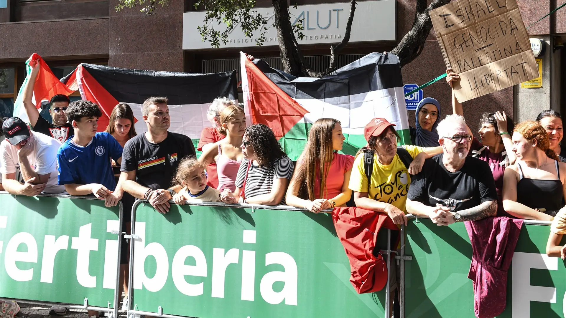 La undécima etapa de La Vuelta a España se cancela a tres kilómetros del final por las severas protestas propalestinas en la meta