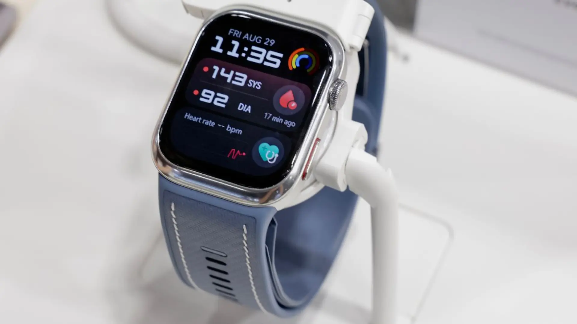 HUAWEI lanza el modelo WATCH D2 en color azul con nuevas funciones para controlar la presión arterial