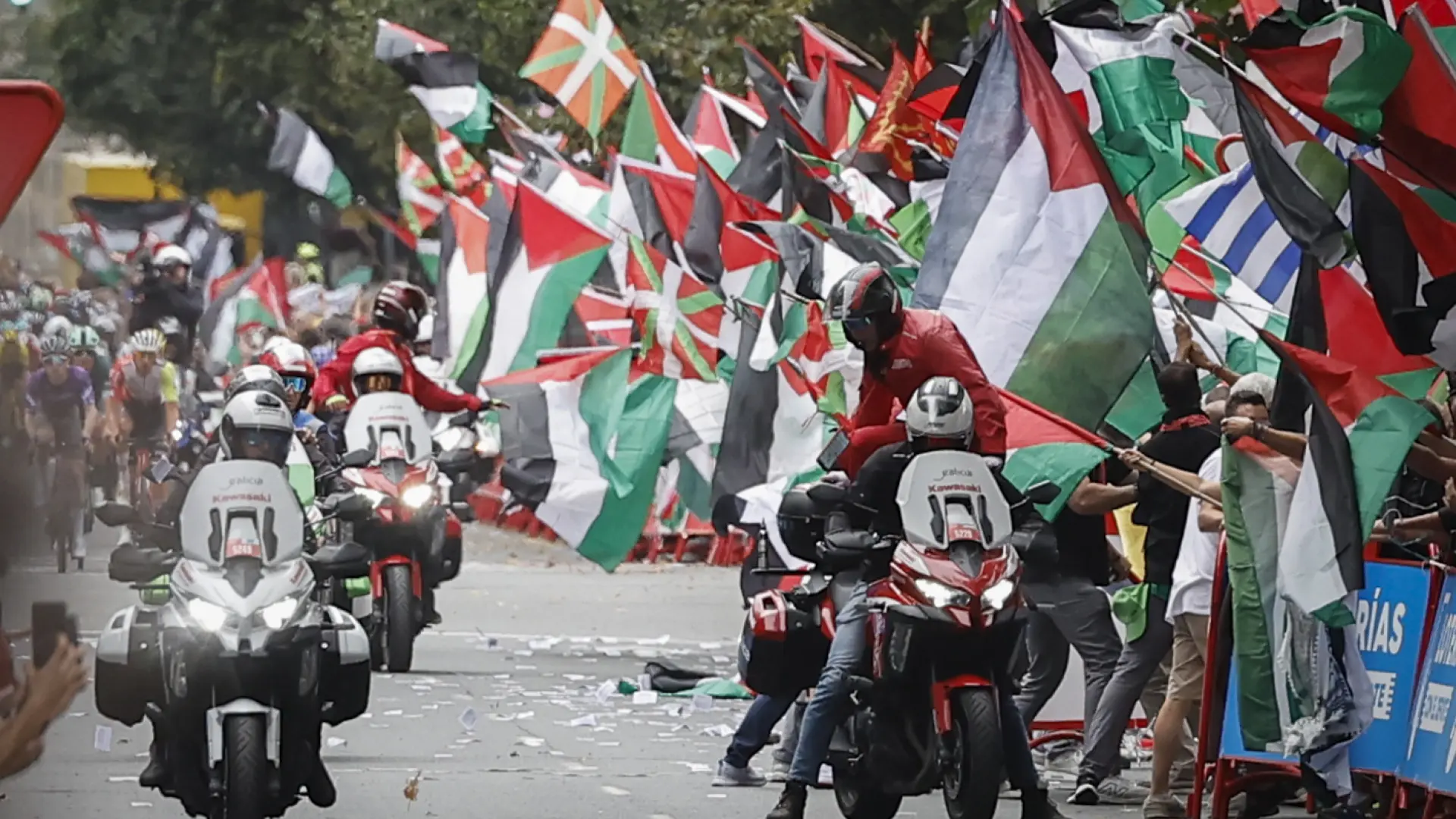 La Vuelta, en jaque por las manifestaciones: los ciclistas piden seguridad, la organización da una 'solución', la UCI quiere 'neutralidad'...