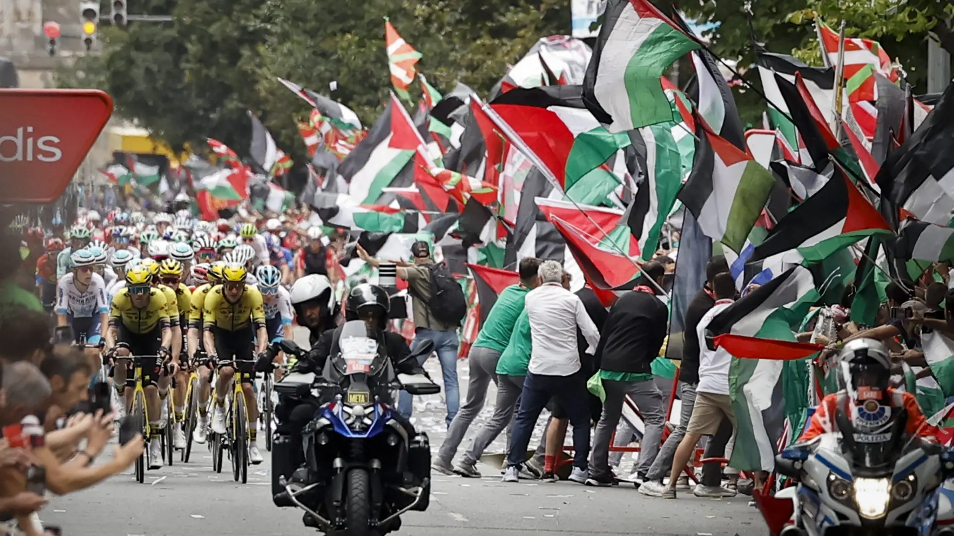 ¿Crees que el equipo israelí Premier Tech debe abandonar la Vuelta tras los incidentes con activistas propalestinos?