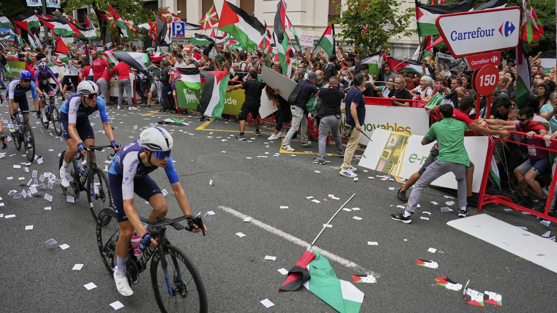 El Israel–Premier Tech descarta retirarse de la Vuelta pese a las protestas: "Otra decisión sería un precedente peligroso en el ciclismo"