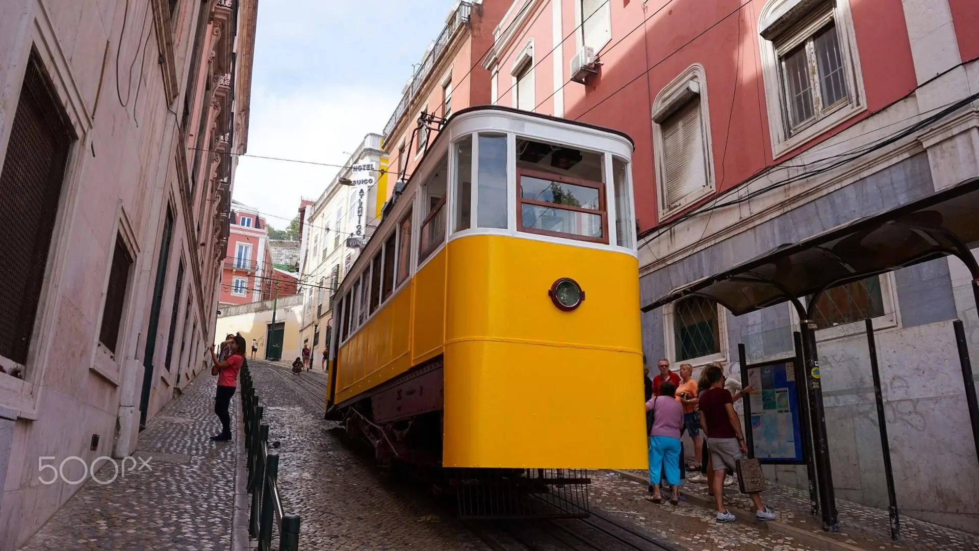 Cómo funciona un funicular: el transporte que vence a la gravedad con un cable