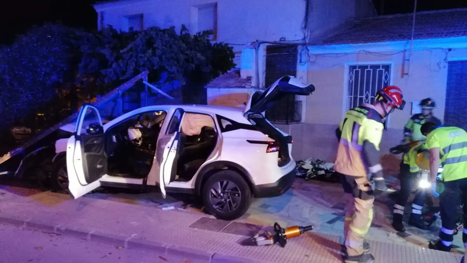 Dos heridos al colisionar su coche contra una valla en Molina de Segura (Murcia)
