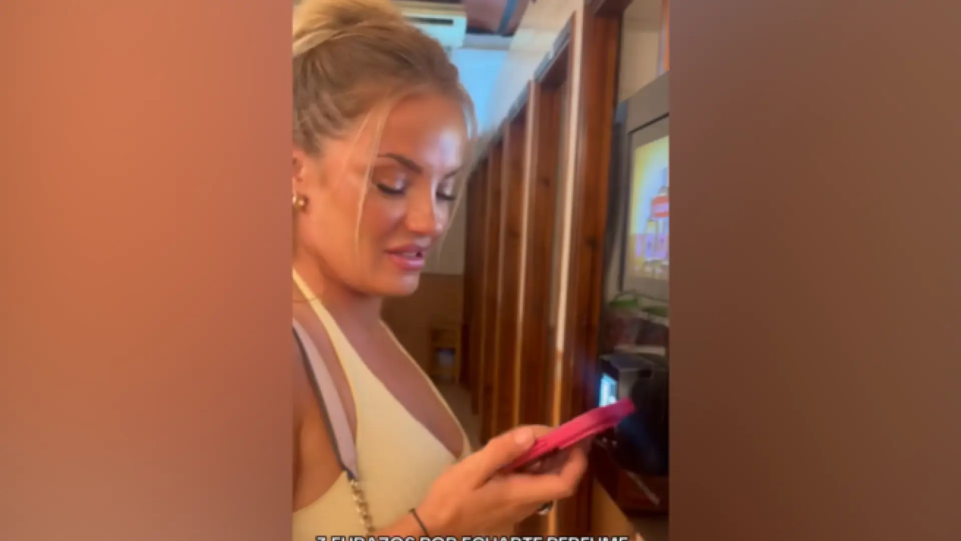 Una joven enseña la llamativa máquina expendedora que se ha encontrado: "Hoy en timos en Ibiza, tres pavos por..."