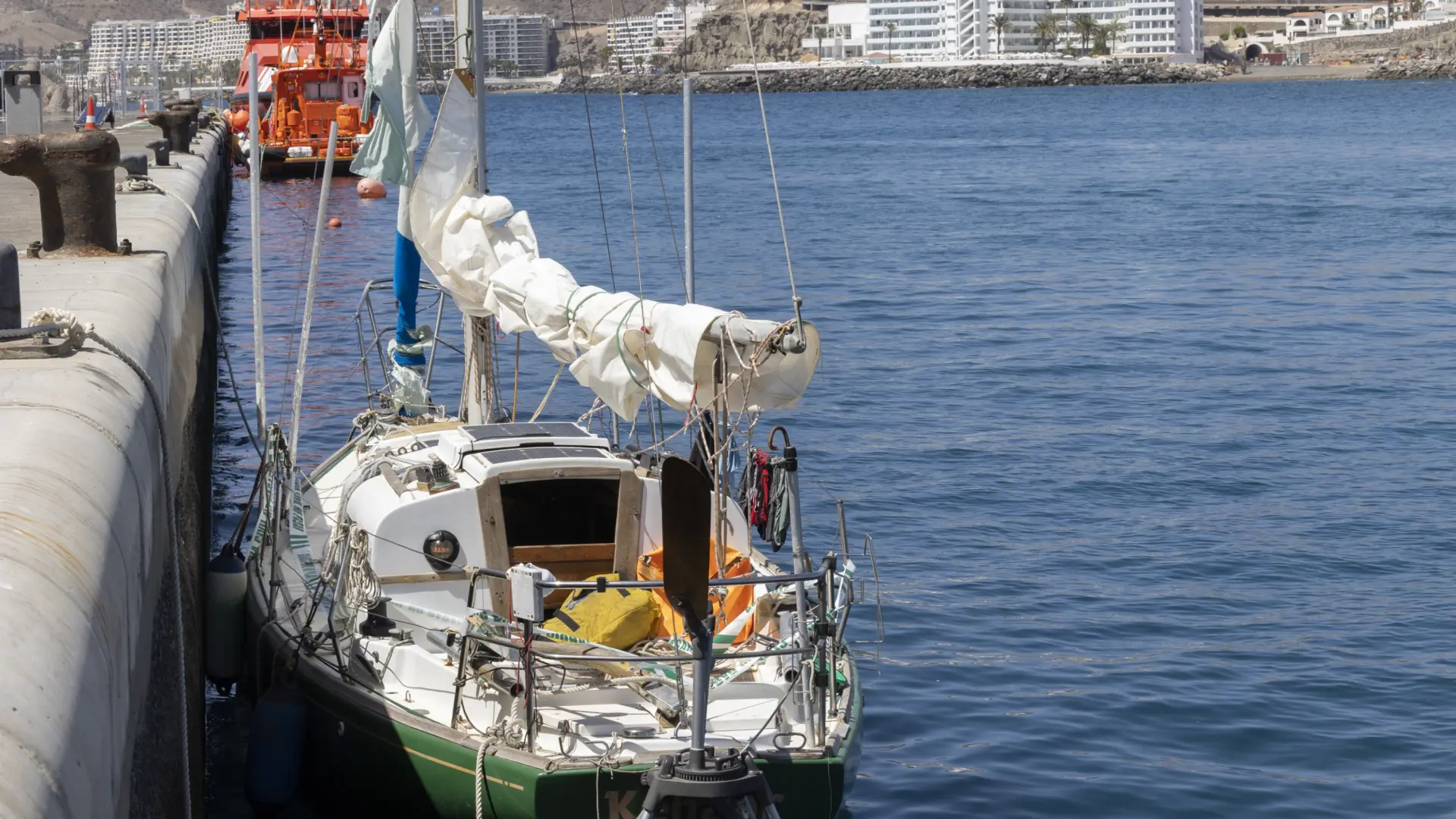 Investigan la desaparición de un británico cuyo velero se localizó a la deriva y con su perra al sur de Canarias
