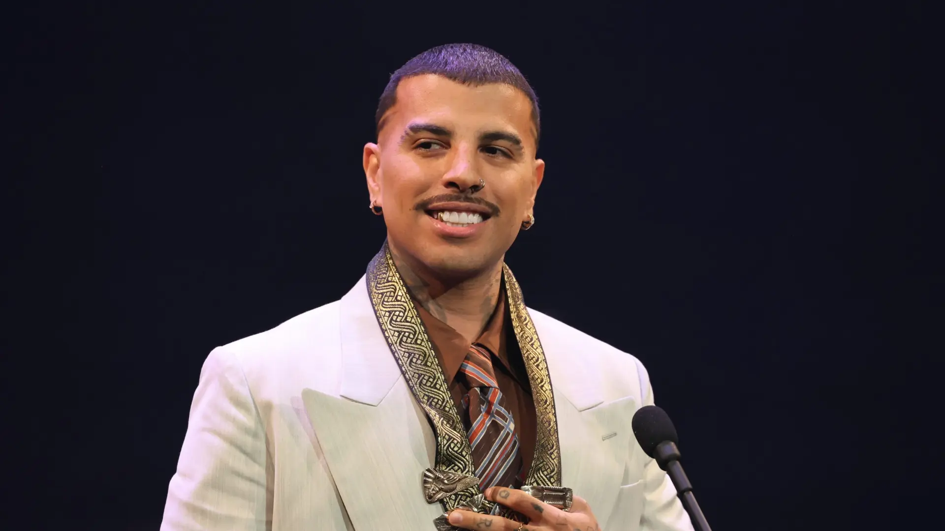 Rauw Alejandro, reconocido con el Premio Herencia Hispana, quiere poner la bandera de la cultura latina "bien en alto"