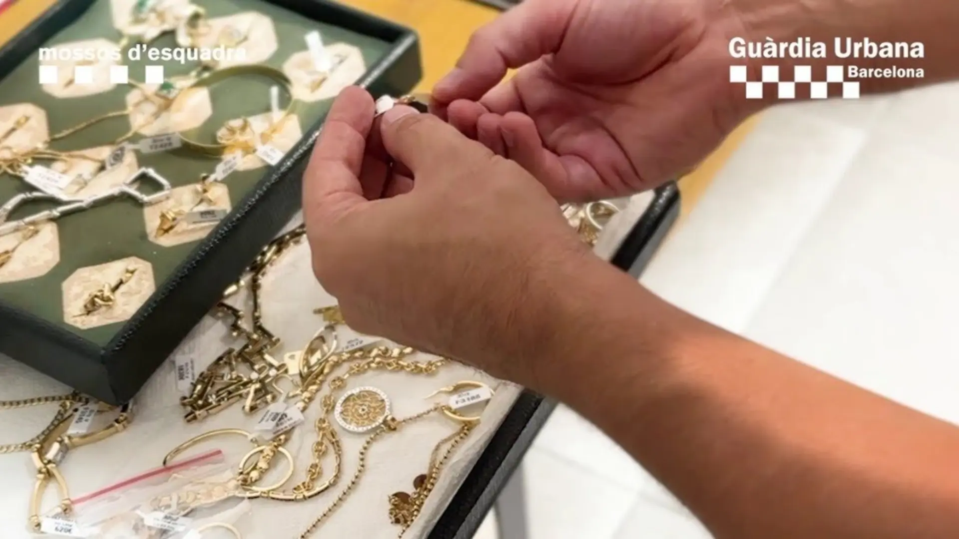 Recuperan joyas, relojes y oro valorados en 600.000 euros en tiendas de compraventa en Barcelona