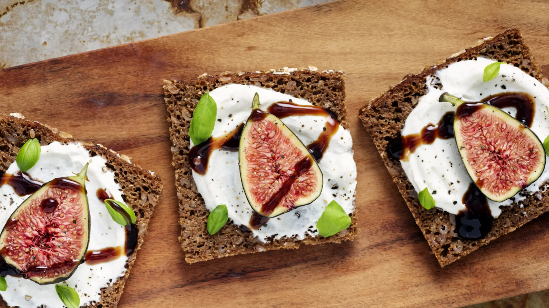 Tostadas de ricotta e higos: el desayuno ideal para recargarse de energías al final del verano