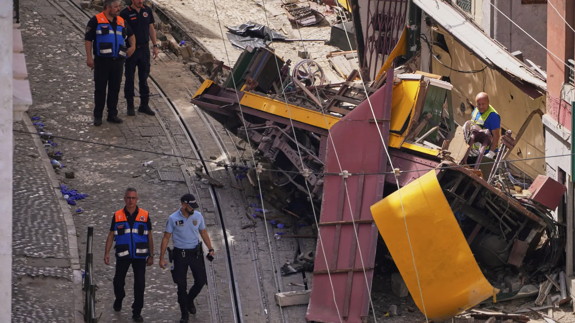 El guardafrenos, cuatro empleados de una casa de misericordia y varios turistas, entre los muertos del funicular de Lisboa
