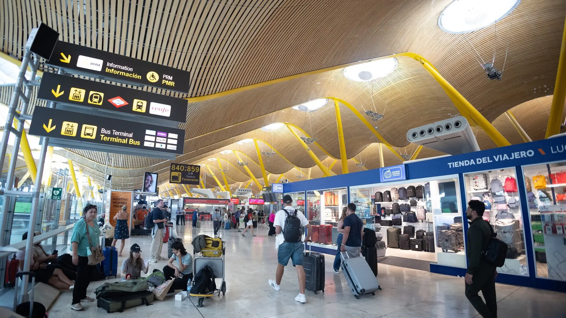 Iberia Express y Wizz Air refuerzan su operativa en las Islas Canarias tras los recortes de Ryanair