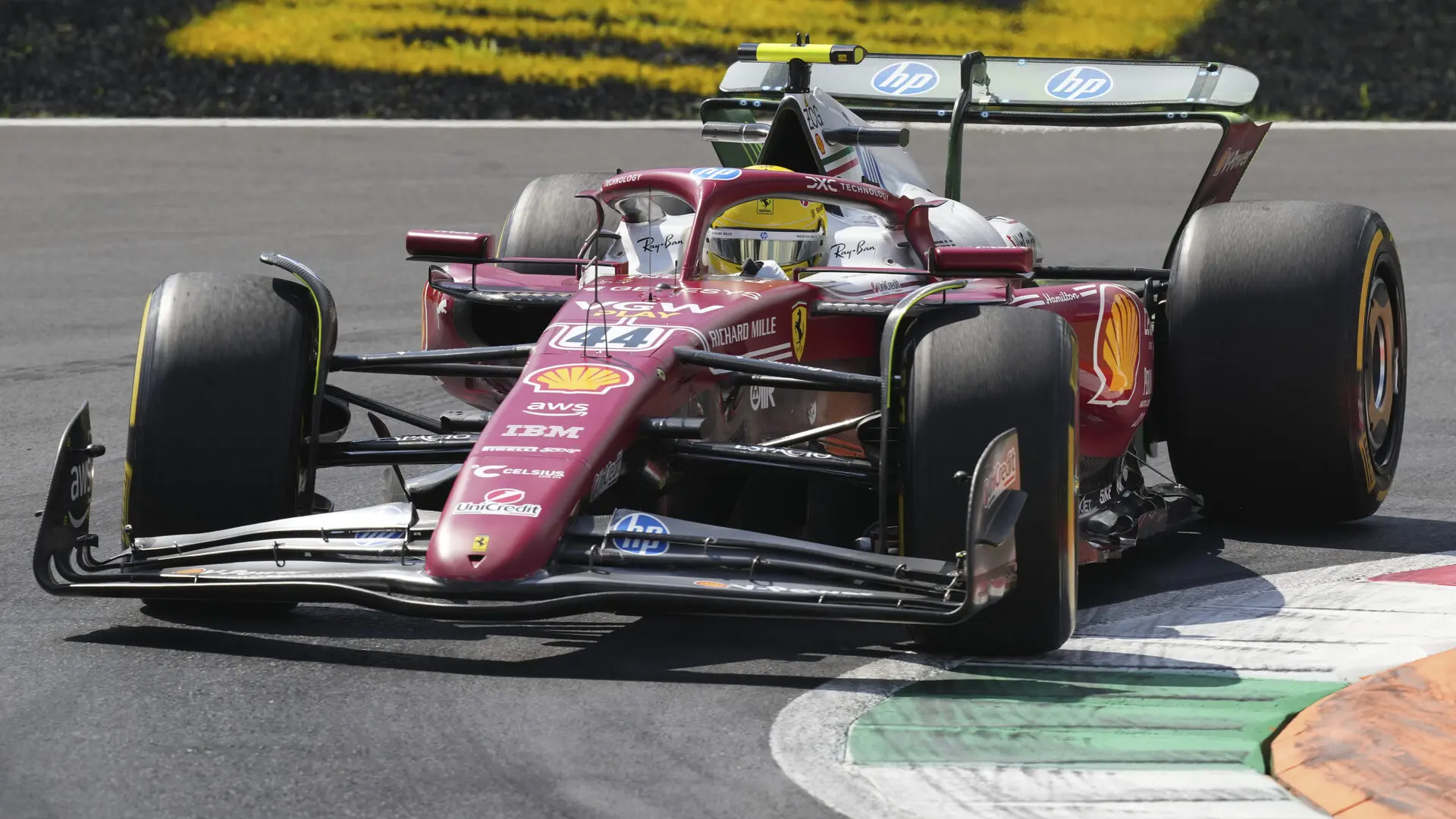 Hamilton lidera el doblete de Ferrari en unos libres en Monza con Carlos Sainz tercero