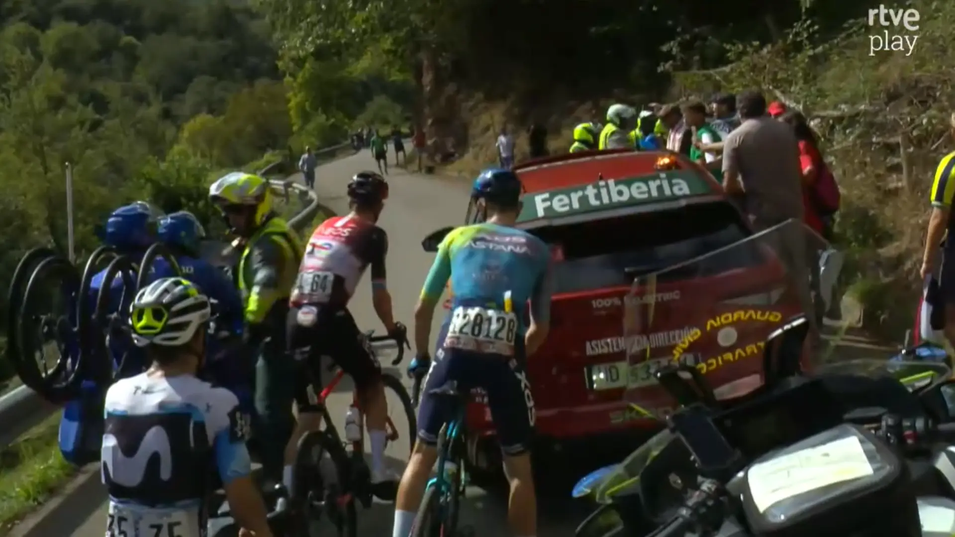 La Guardia Civil detiene a 12 personas por cortar el paso de la Vuelta Ciclista en plena etapa en Asturias