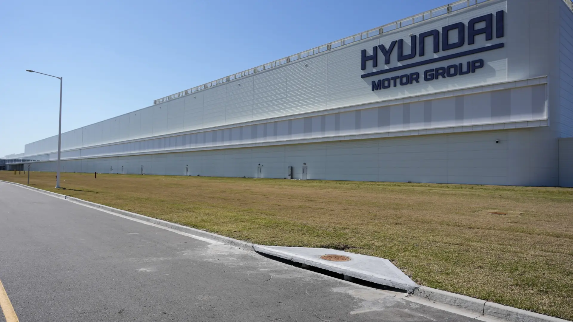 Cientos de trabajadores detenidos en una fábrica de Hyundai en Estados Unidos tras una redada de inmigración