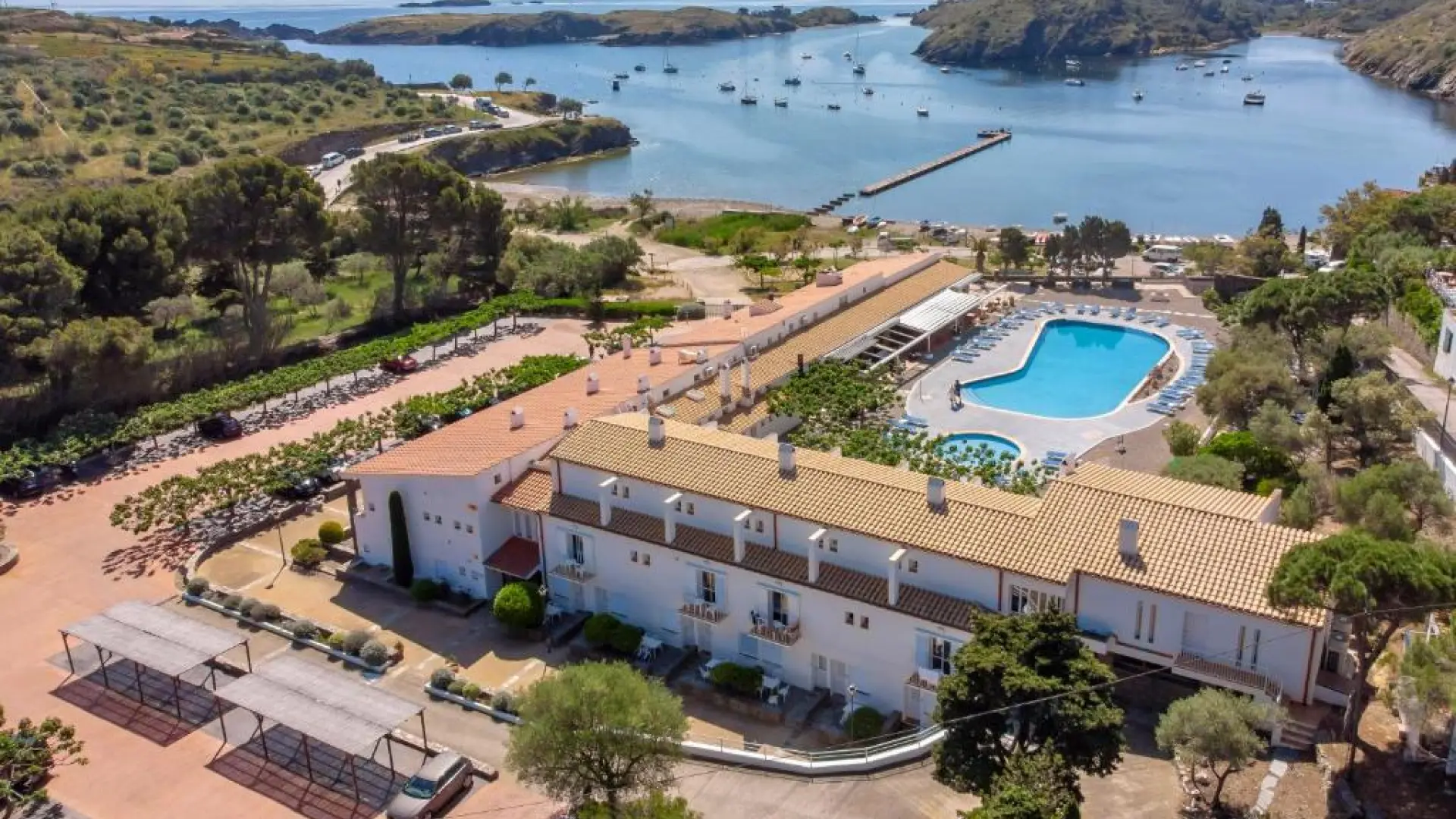 El hotel más famoso de Cadaqués con 2.100 reseñas: frente al mar, barato y un remanso de paz