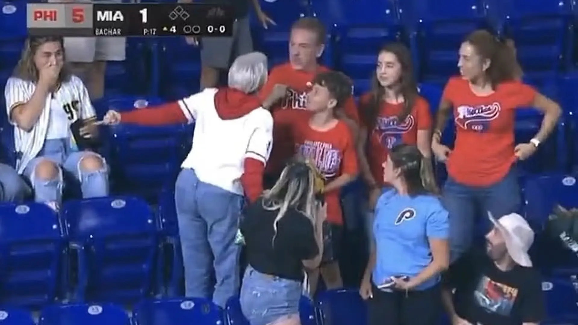 Otra pelea en las gradas: una mujer obliga a un padre a que le dé la pelota de béisbol que había cogido para su hijo