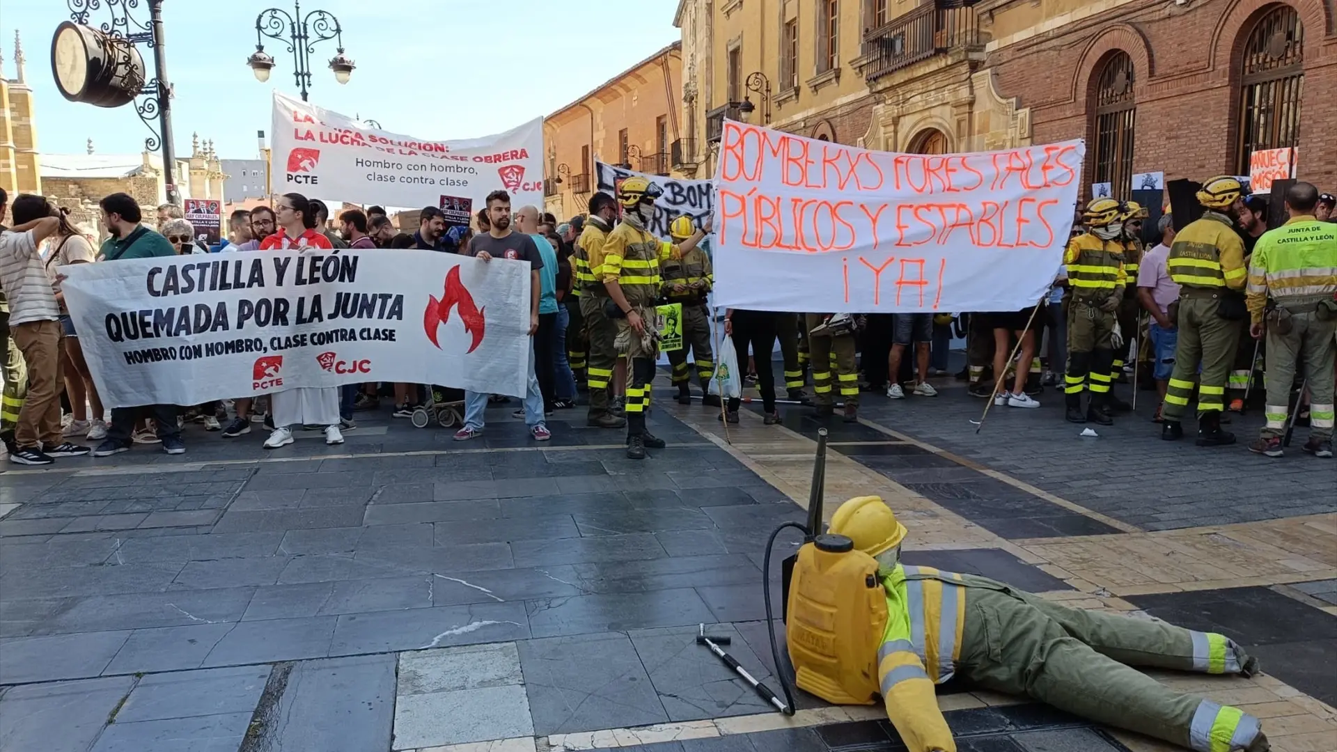Más de mil personas apoyan en León a los bomberos forestales y exigen condiciones "dignas" y ceses en la Junta