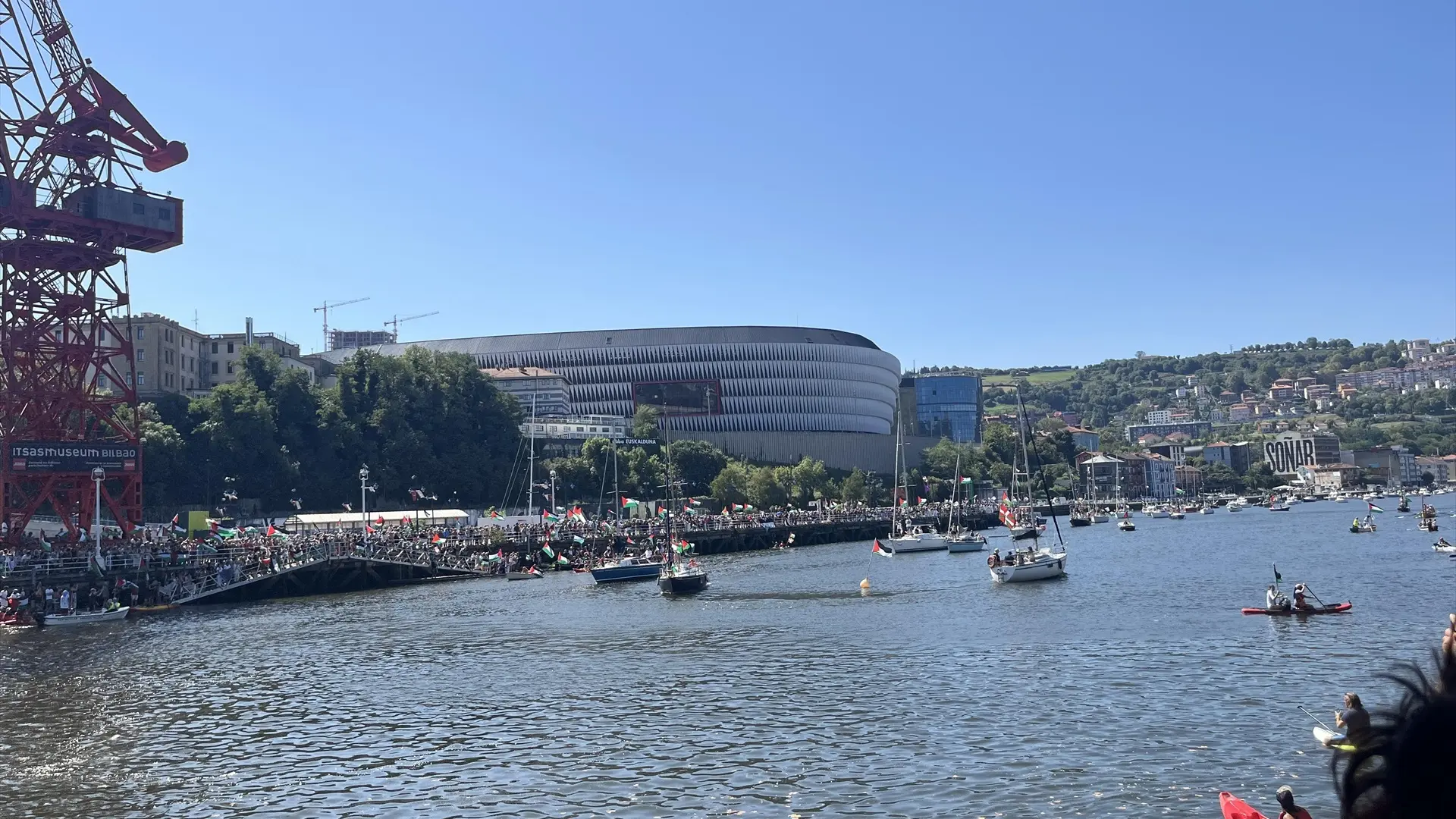 Un centenar de embarcaciones surcan la ría desde Santurtzi a Bilbao en solidaridad con Palestina