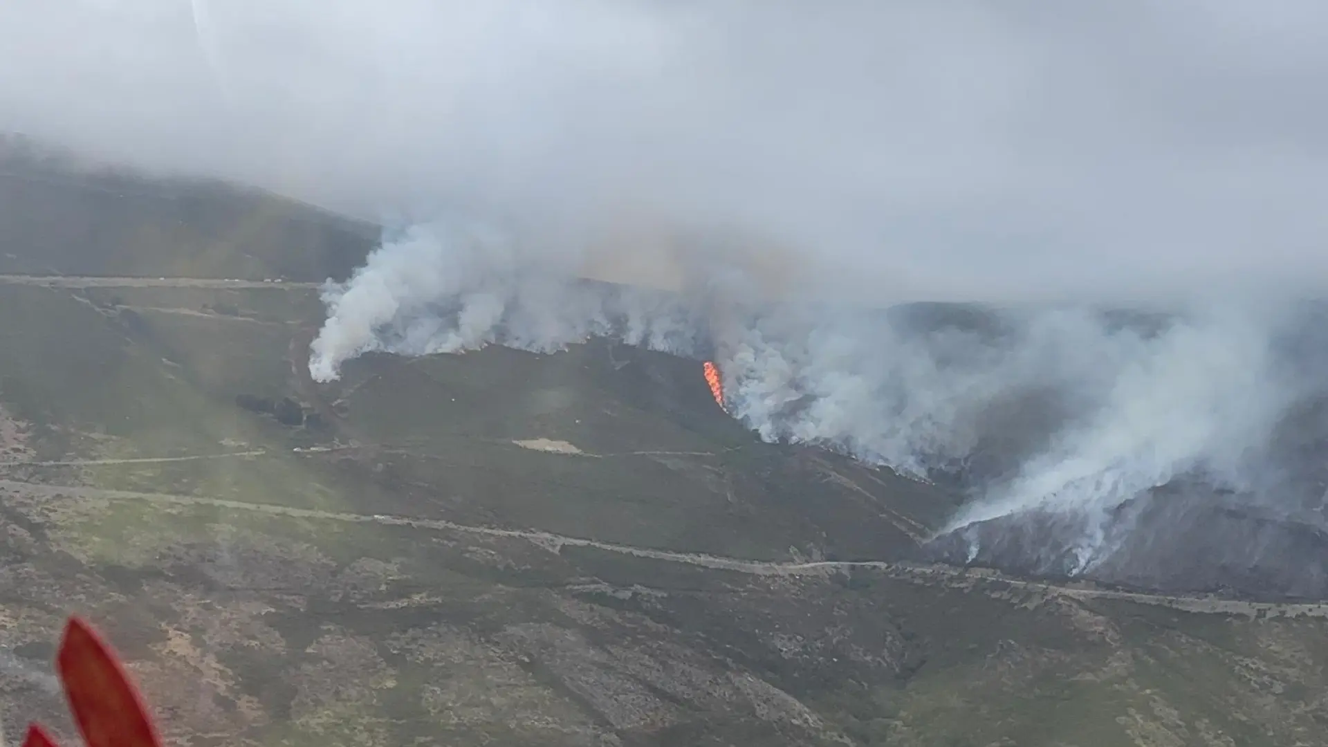 El fuego vuelve a encender las alarmas en Ourense: un nuevo incendio ha arrasado ya 500 hectáreas en Carballeda de Valdeorras