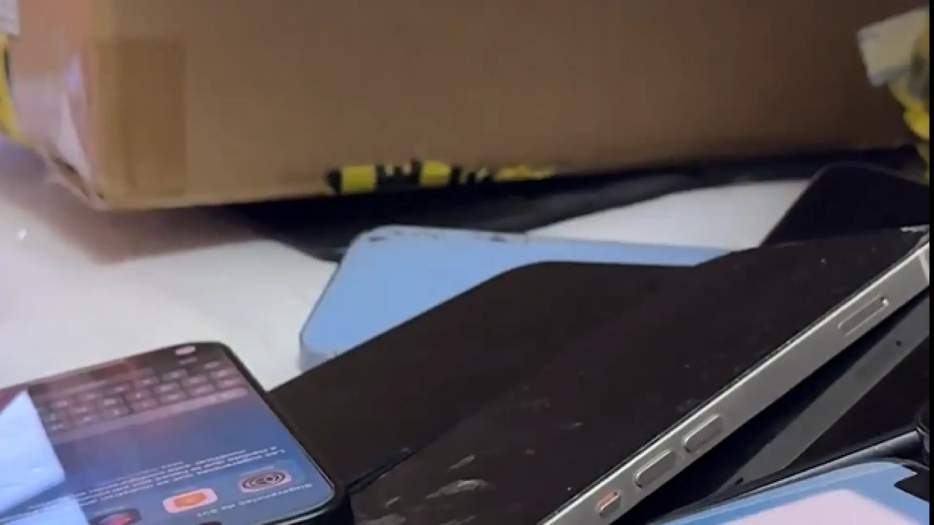 Los Mossos incautan un millar de móviles a una red que traficaba con teléfonos robados