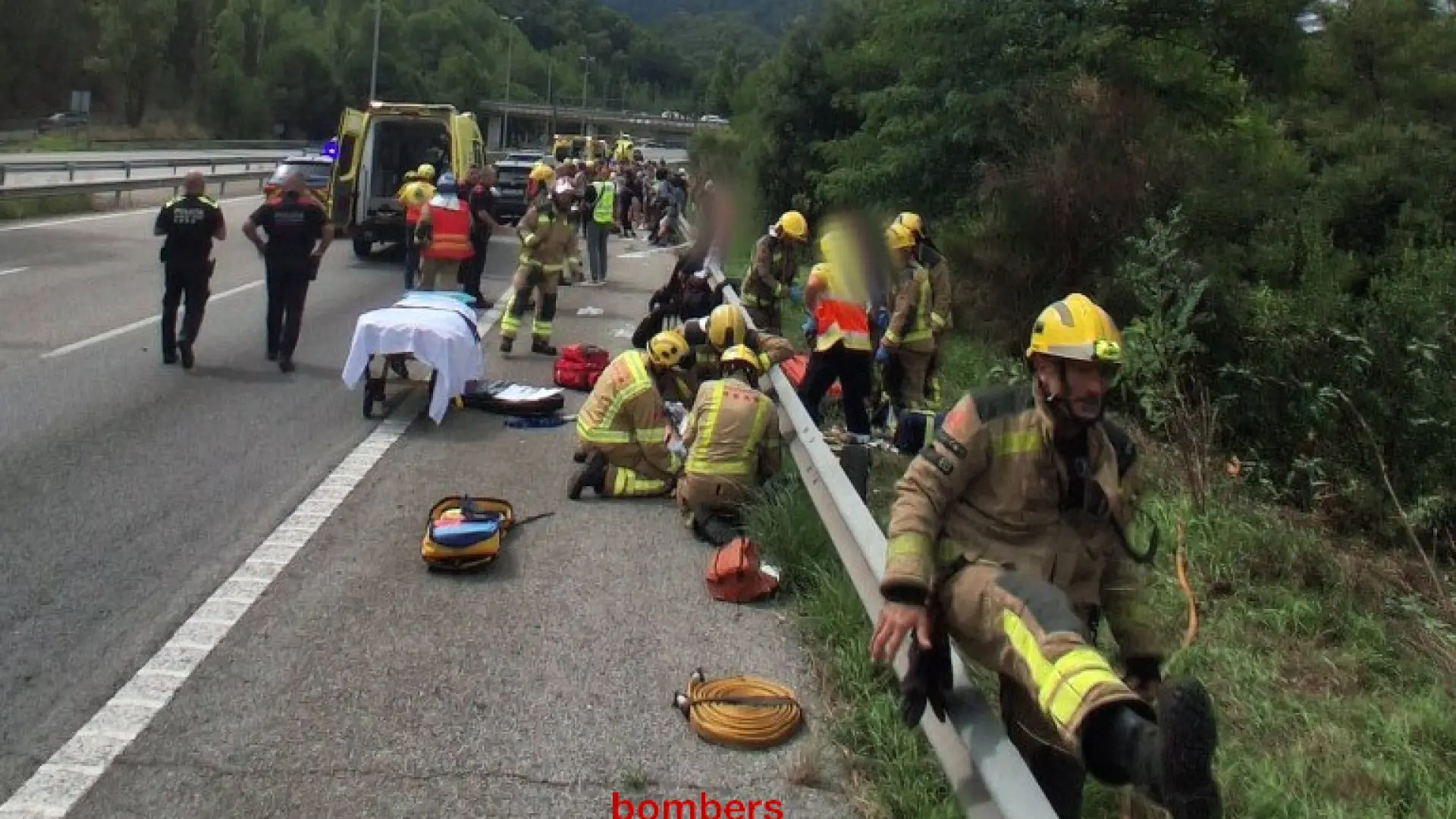 Un autobús con 70 turistas vuelca en la C-32 de Barcelona y se sale de la carretera dejando 53 heridos