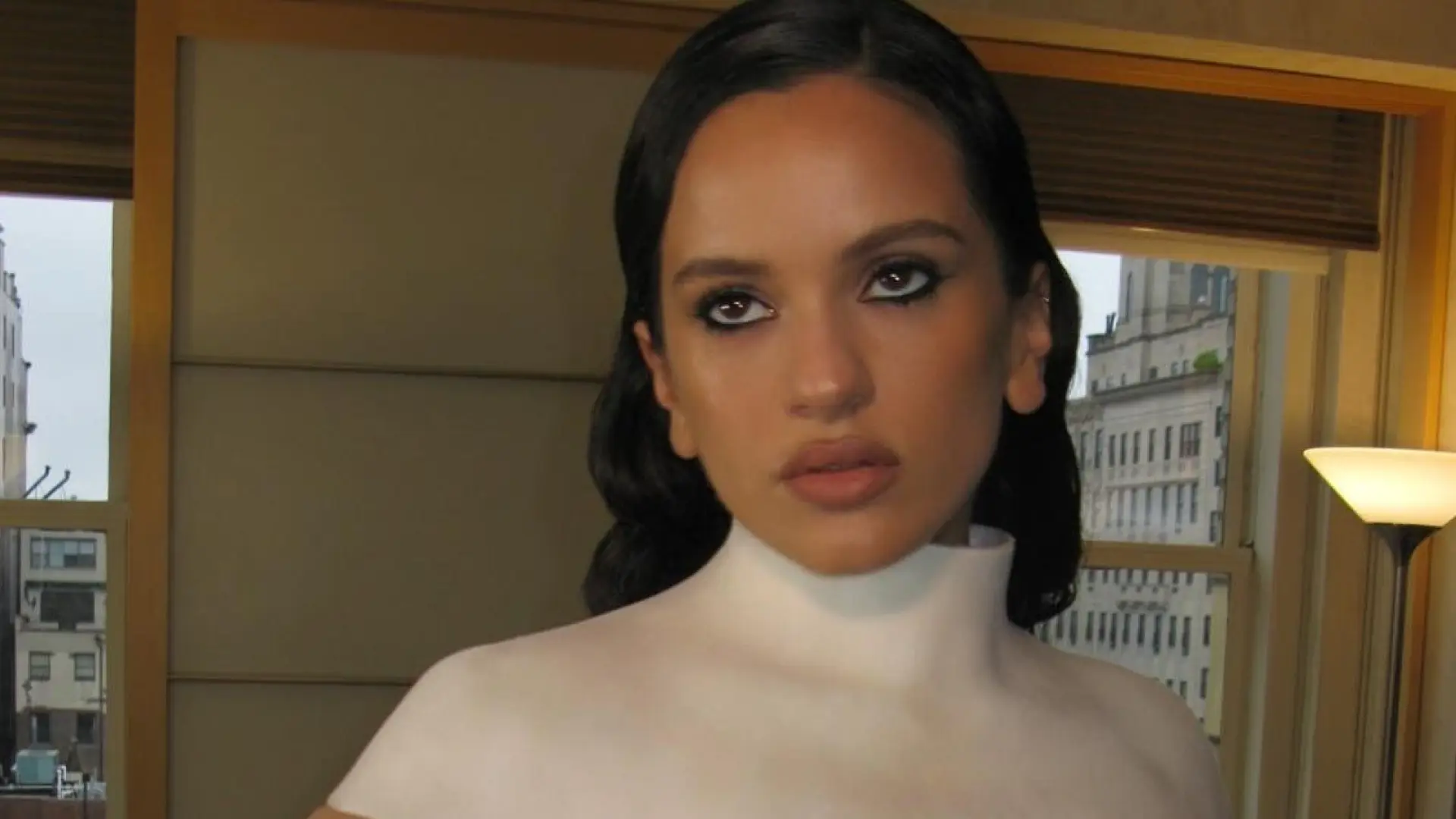 Rosalía confirma el accesorio para el pelo que puede convertir un ‘look’ normal en uno de diez