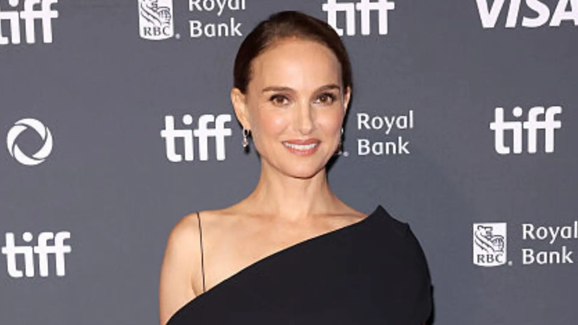 El vestido que llevó Natalie Portman al Festival de Toronto es el que debes fichar para cuando no sabes qué ponerte