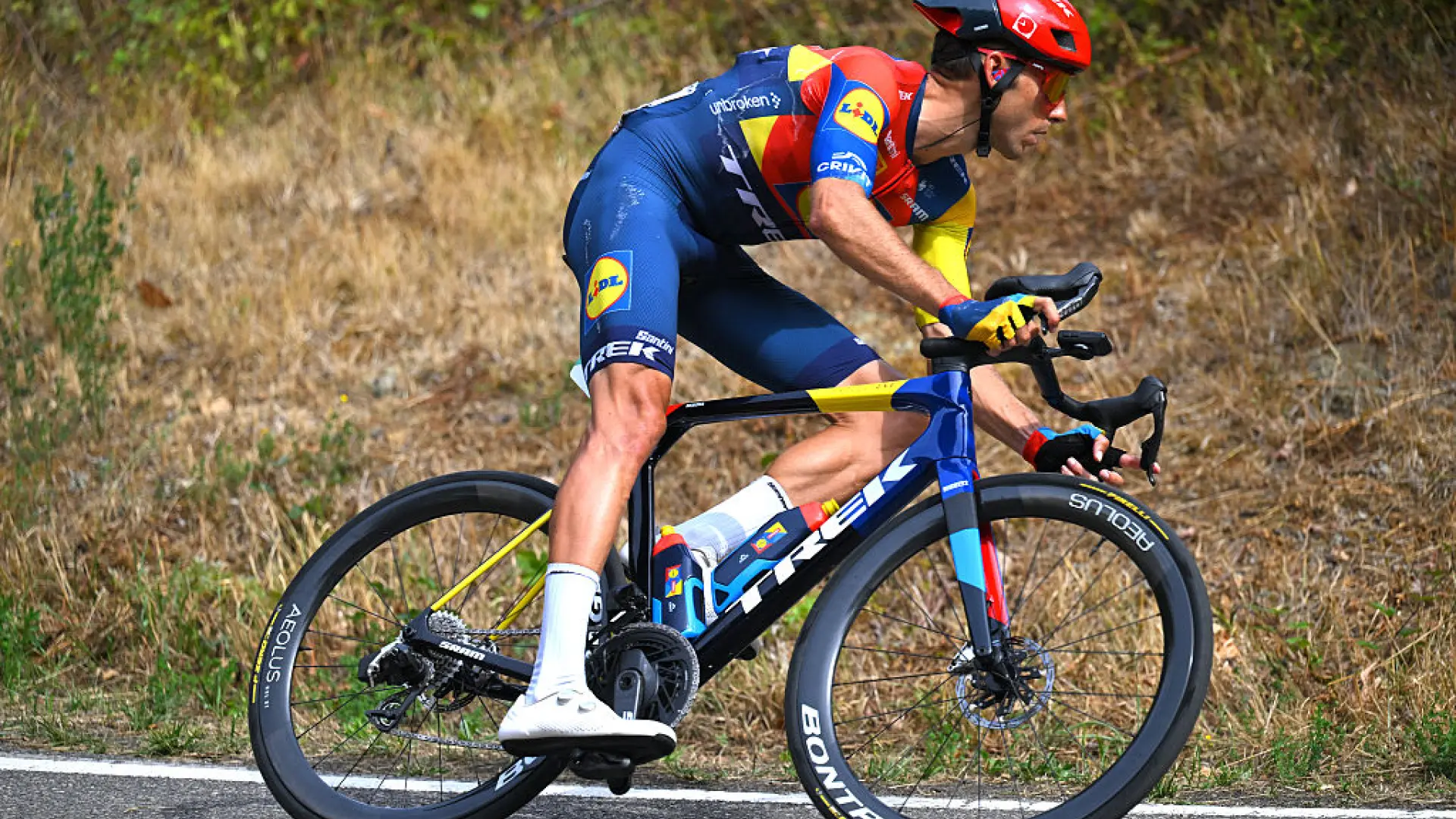 Carlos Verona estalla tras la caída de Javi Romo por un activista propalestino en la Vuelta: "Espero que se reprima con fuerza"