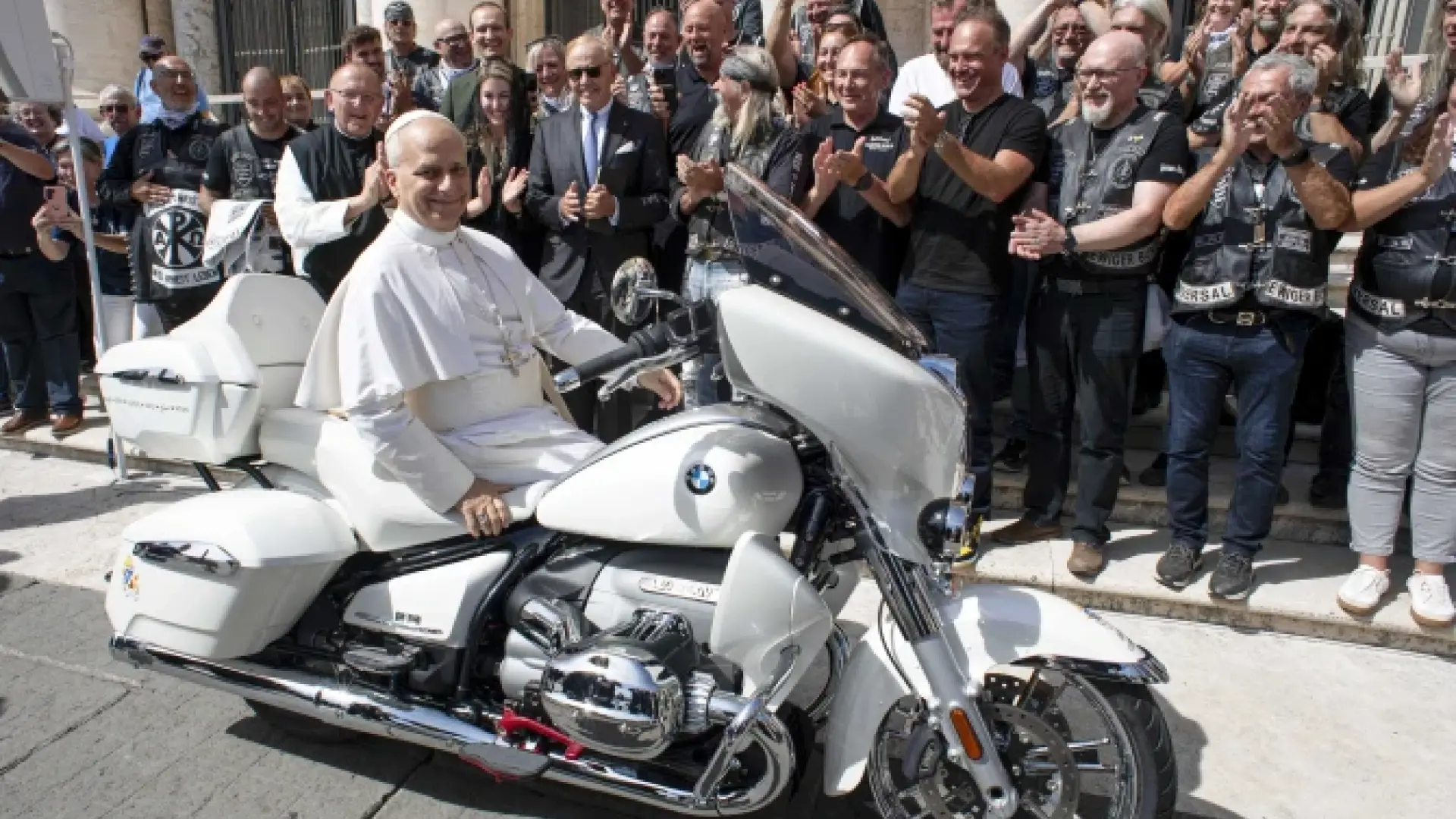El Papa León XIV recibe como regalo una moto de BMW: estas son sus características