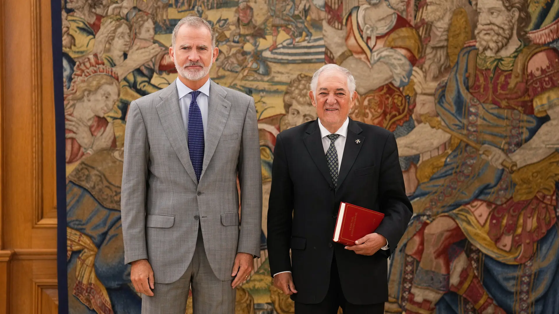 Conde-Pumpido entrega al rey la Memoria anual del Tribunal Constitucional