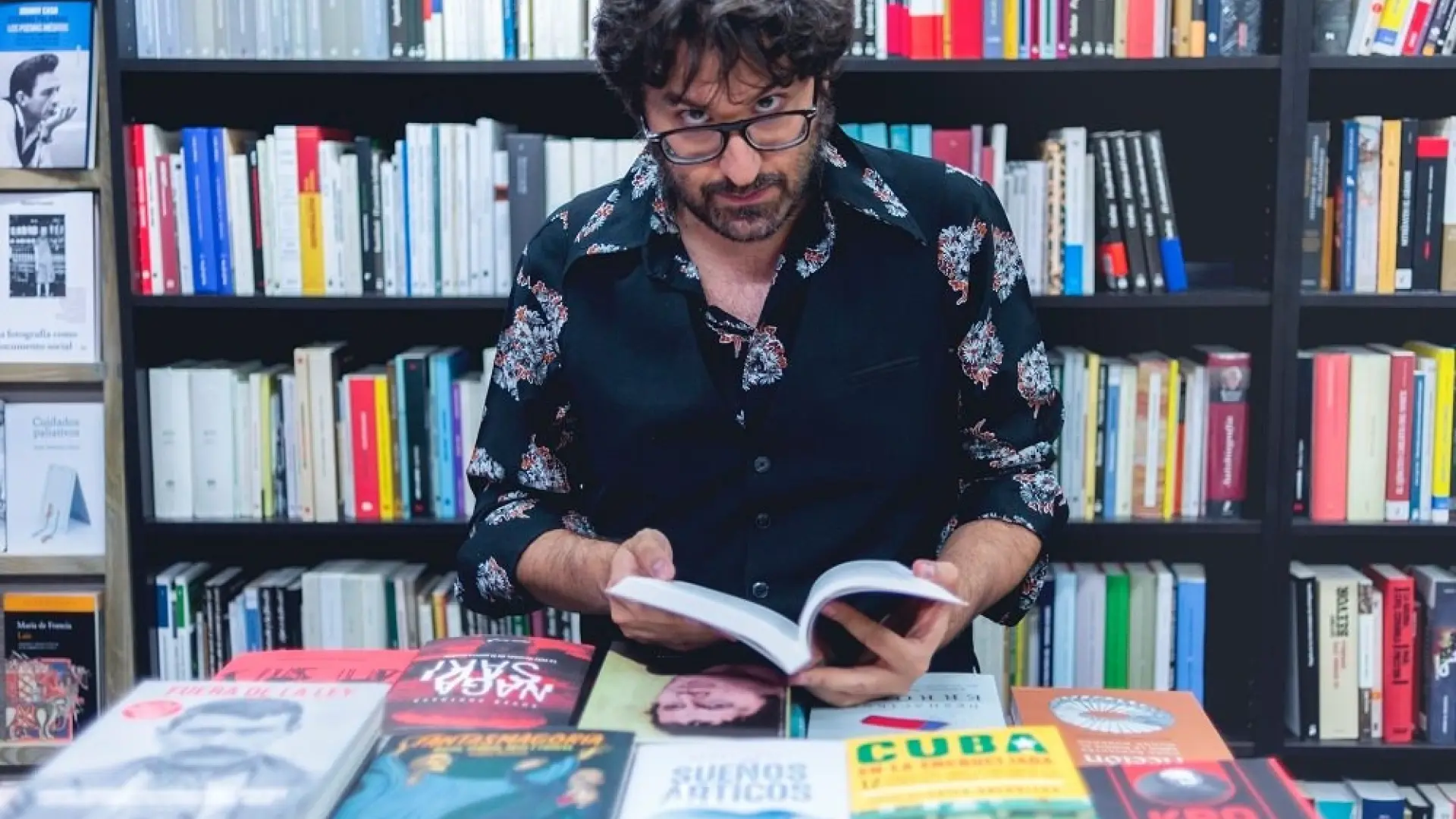 Octavio Gómez Milián publica 'Interino': "Nuestros padres querían que fuéramos funcionarios para vivir más tranquilos"