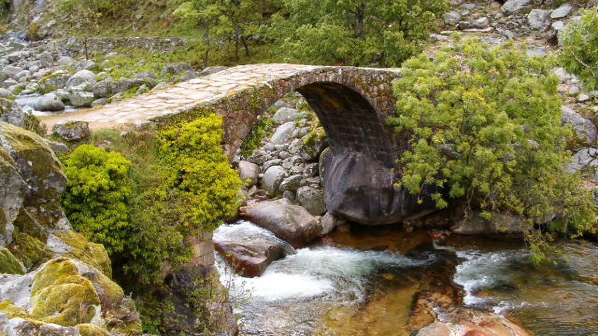 La espectacular ruta de 25 kilómetros repleta de montañas, gargantas y bosques en la provincia de Cáceres