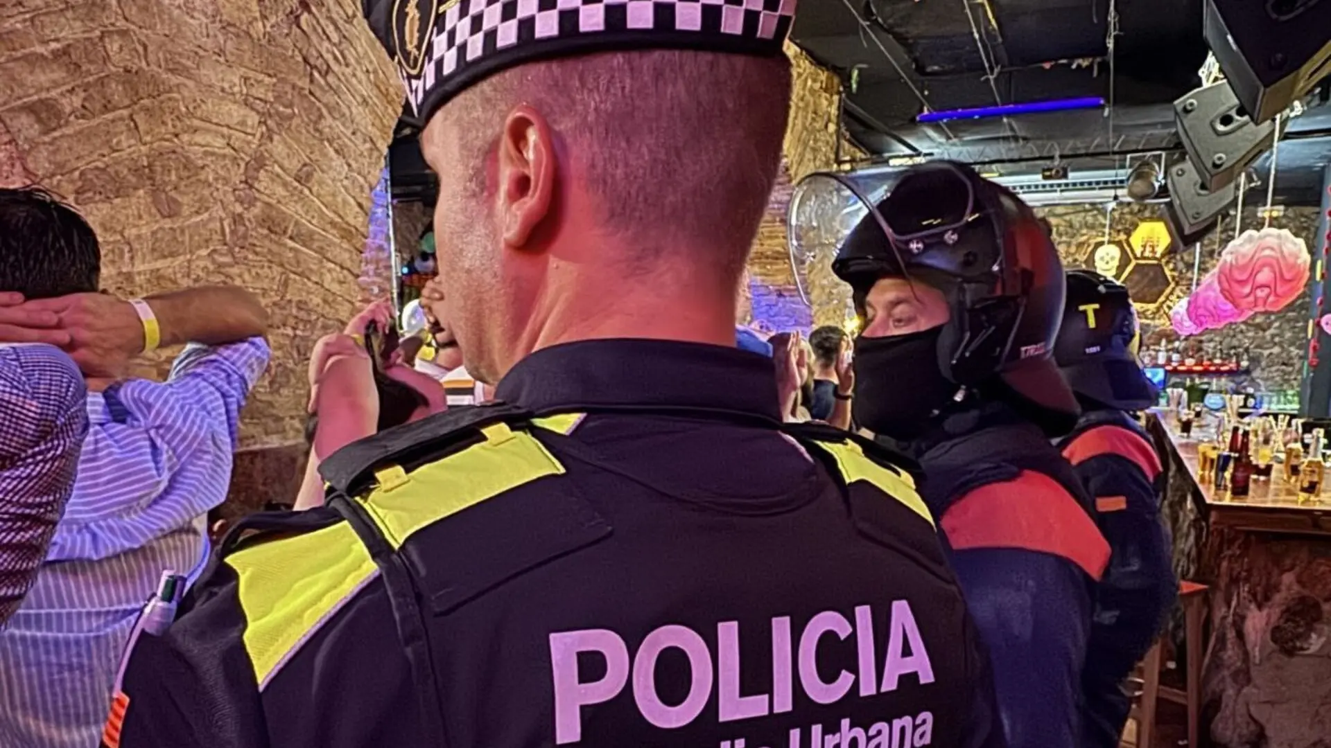 Más de 170 identificados y seis denuncias por drogas en un pub de Tarragona