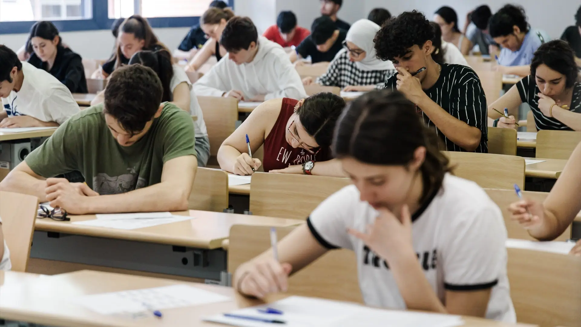 La OCDE alerta del riesgo de los "suelos pegajosos": el 70% de los jóvenes con padres sin Bachillerato deja los estudios tras la ESO