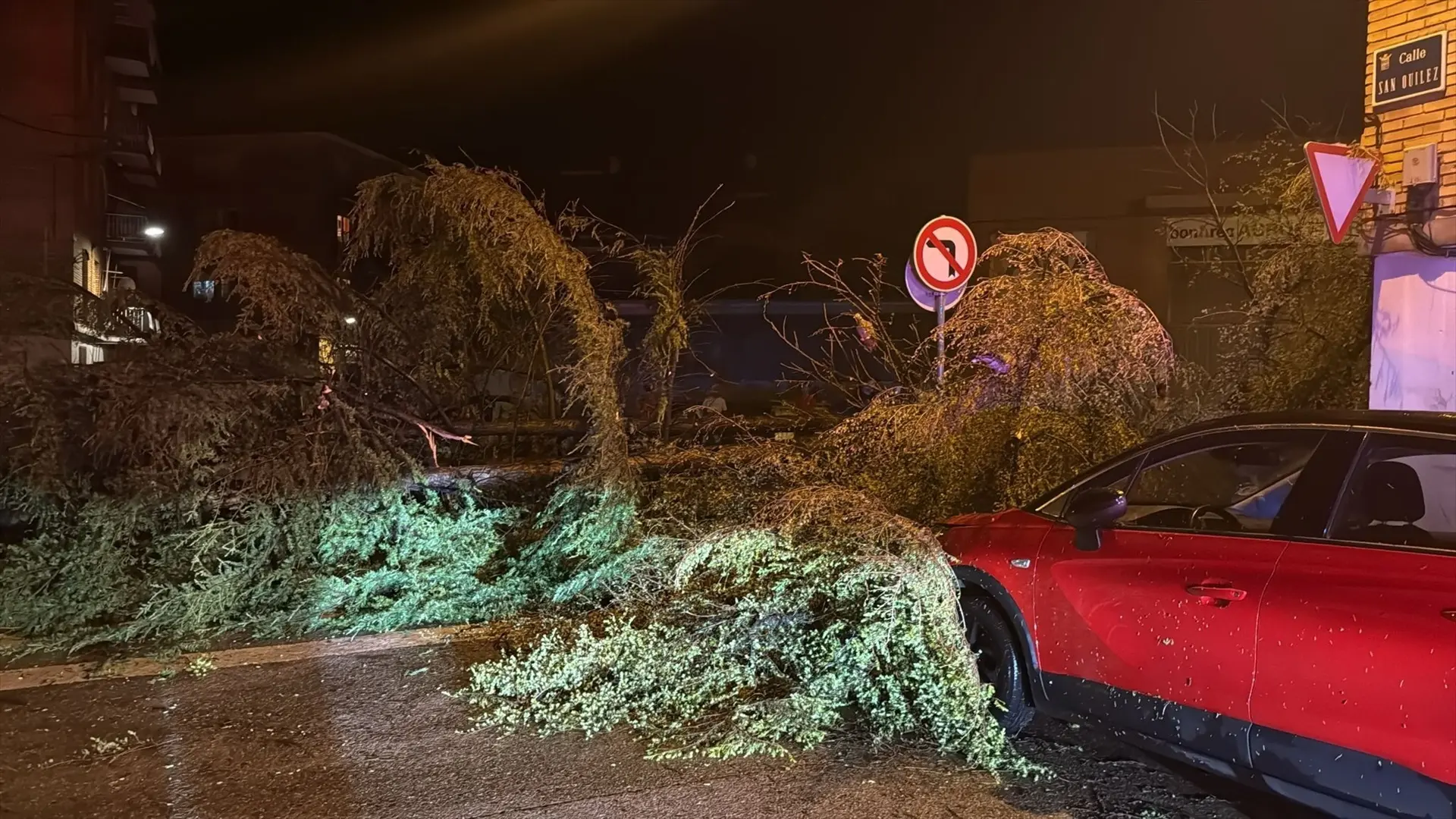 Una sorpresiva tromba de agua, viento y granizo anega las calles de Binéfar y arranca árboles a su paso
