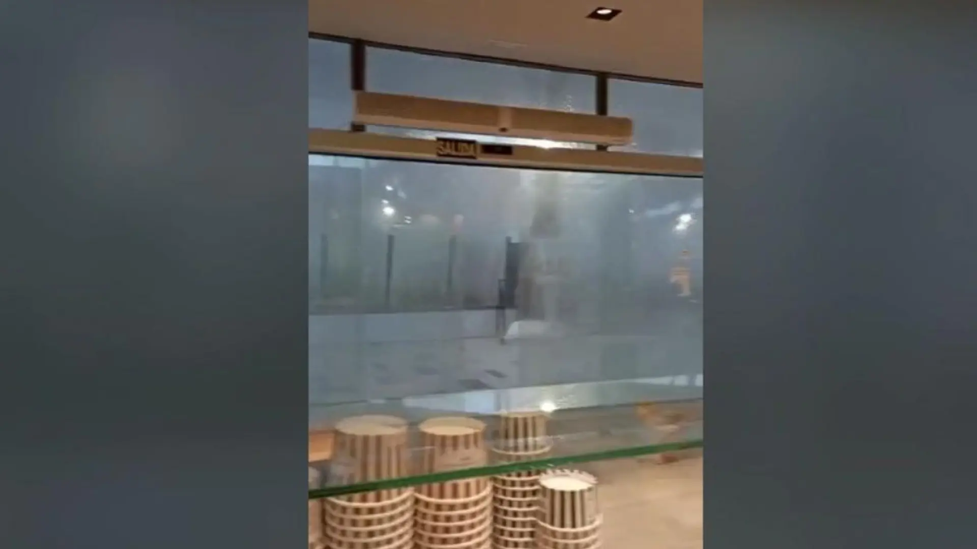 Sombrillas volando, árboles caídos y rachas de viento de 100 kilómetros por hora: un fuerte temporal desata el pánico en Xàtiva