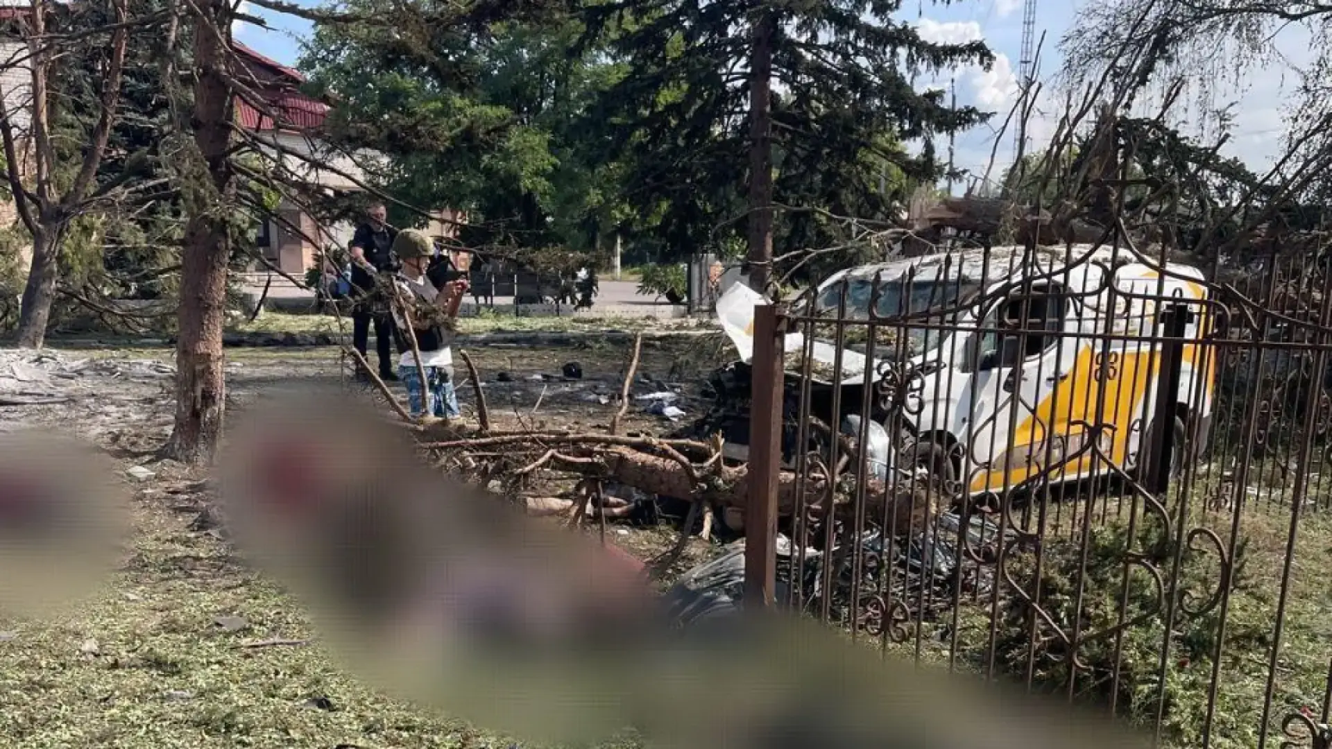 Zelenski denuncia un "salvaje" bombardeo ruso contra un pueblo de Donetsk que deja al menos 23 muertos
