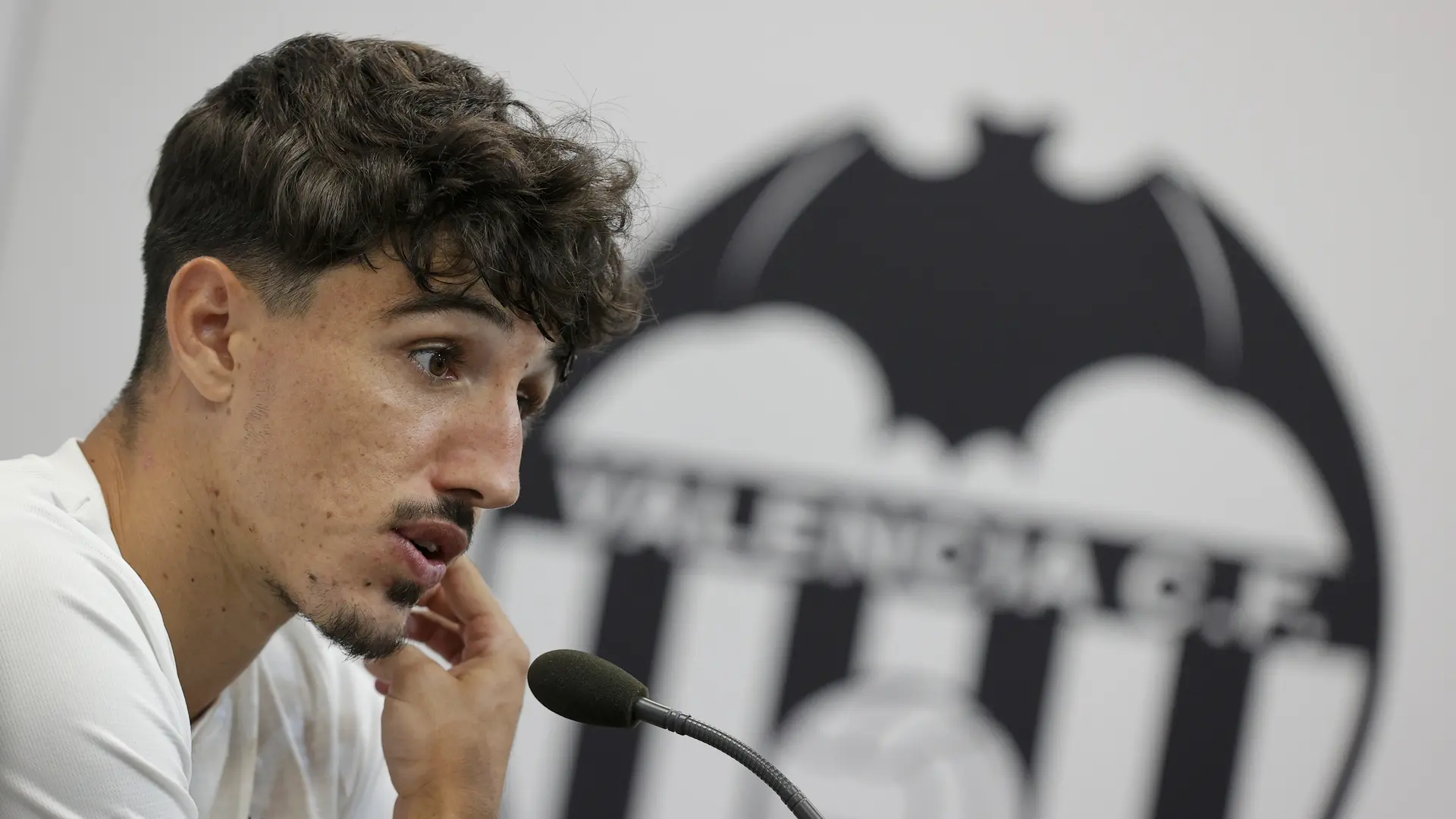 Mosqueo en el Valencia por el partido contra el Barça, sin estadio a cinco días: "Me parece increíble que no se sepa dónde se va a jugar"