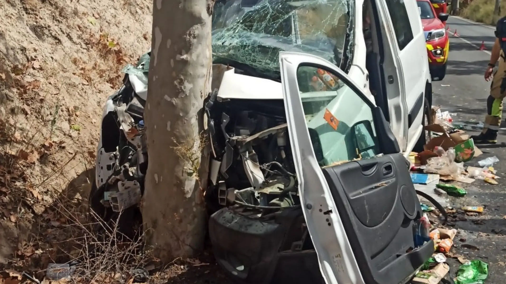 Muere una mujer y su hija resulta grave en un accidente de tráfico al chocarse contra un árbol en Mula