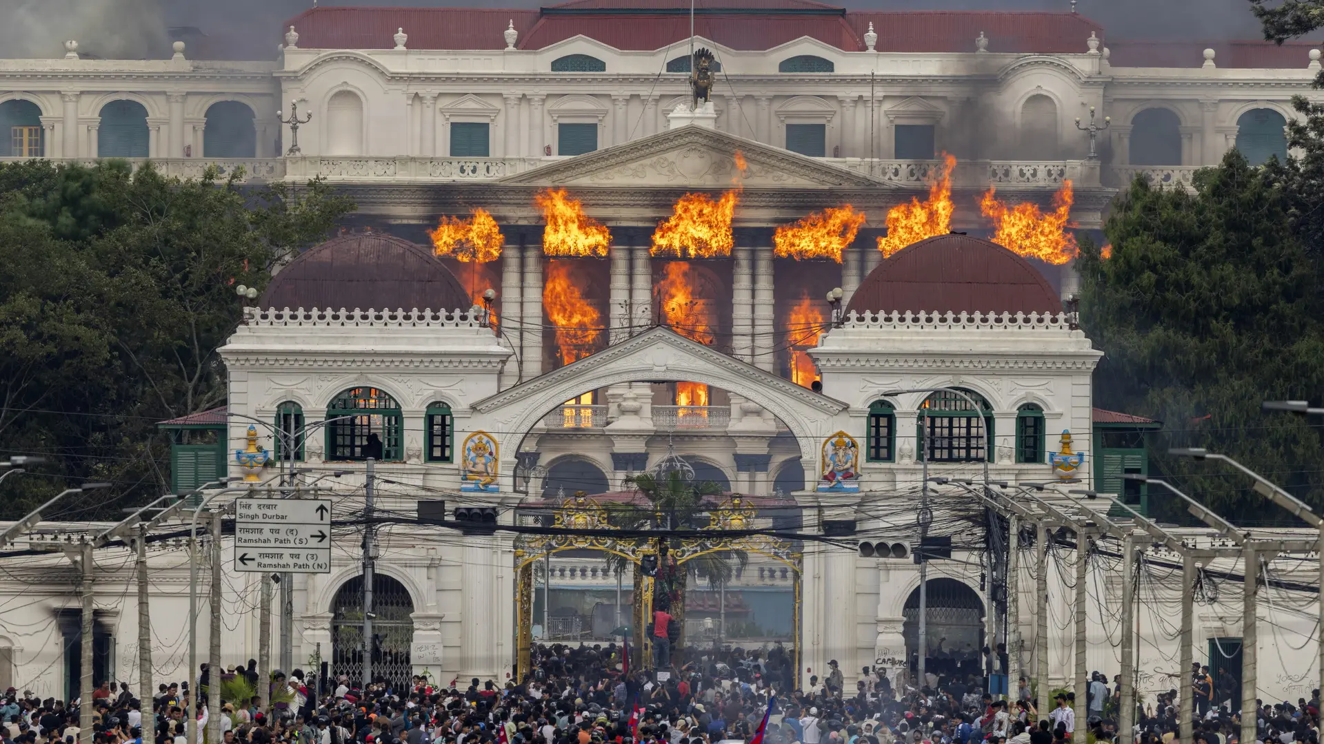 Impresionantes imágenes del levantamiento juvenil contra el veto de las redes sociales en Nepal