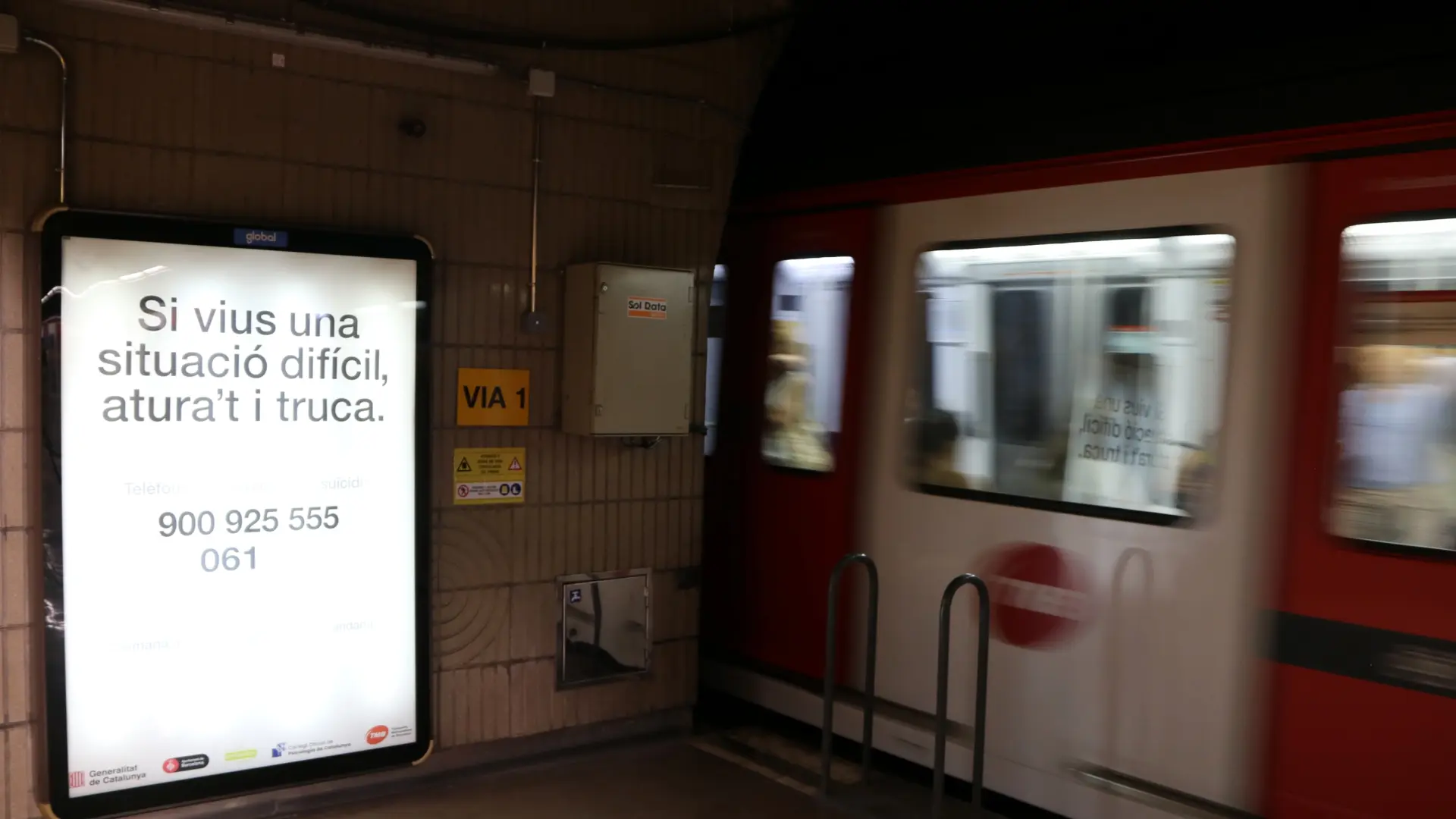 TMB cuelga carteles en las estaciones del Metro de Barcelona para prevenir suicidios: registra 31 muertes y 91 intentos desde 2021