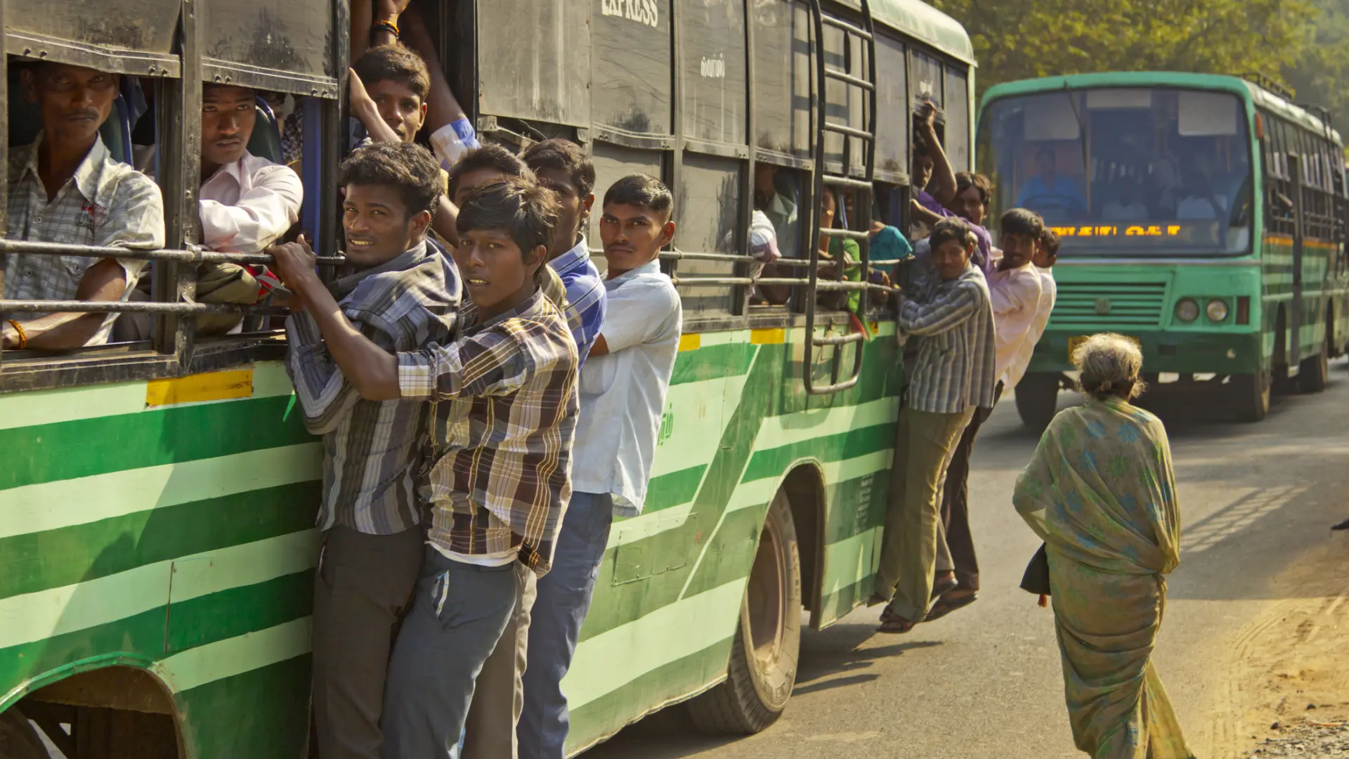 Un español en shock tras viajar en un autobús nocturno por la India: "Parece PortAventura"