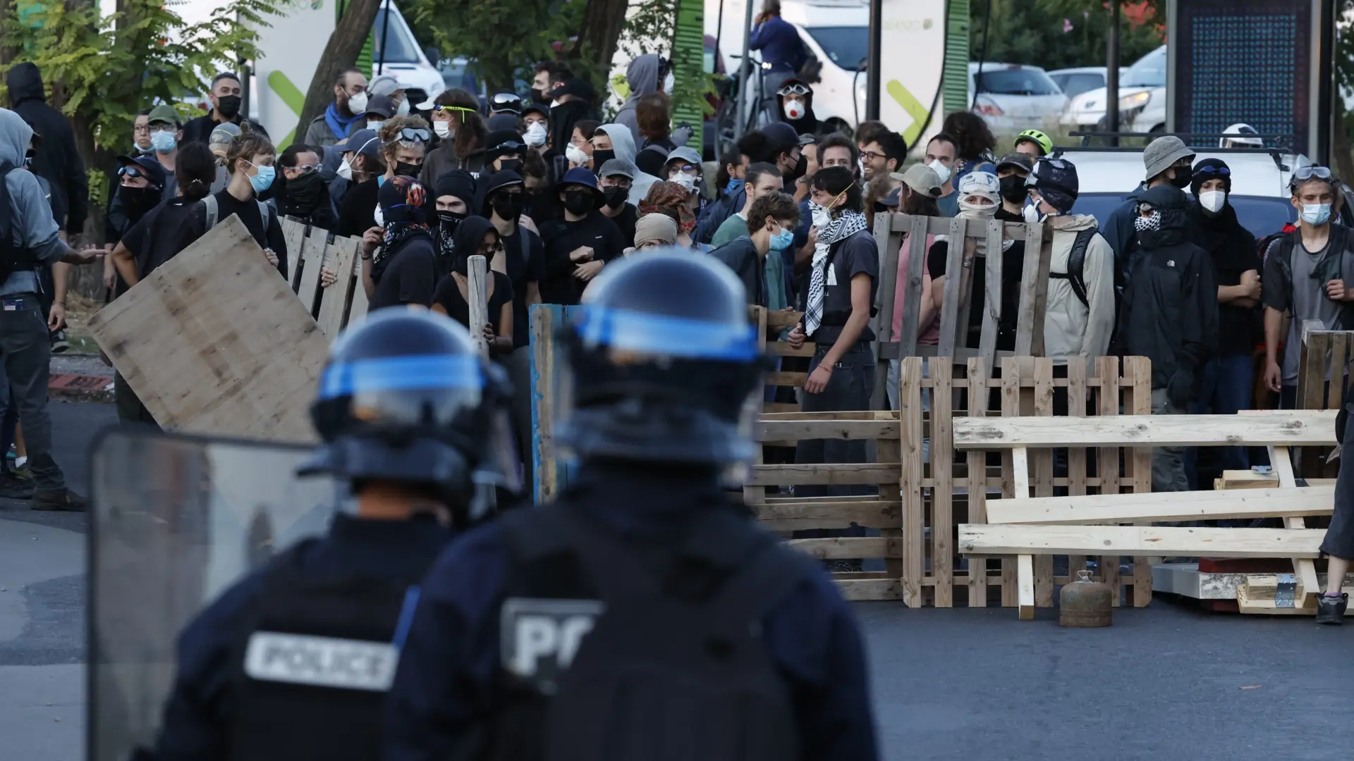 Un centenar de detenidos, cargas policiales y bloqueos en Francia en la jornada masiva de protestas del movimiento 'Bloqueemos todo'