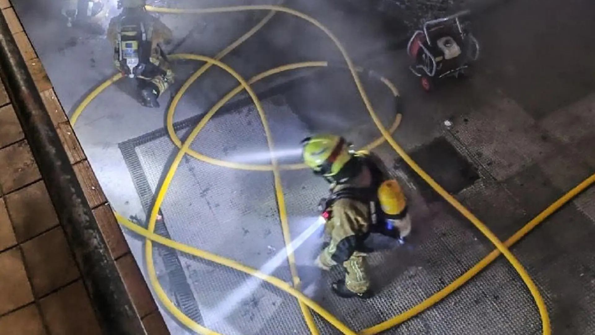 Un incendio en un aparcamiento de Alicante obliga a desalojar un edificio y deja cuatro coches calcinados
