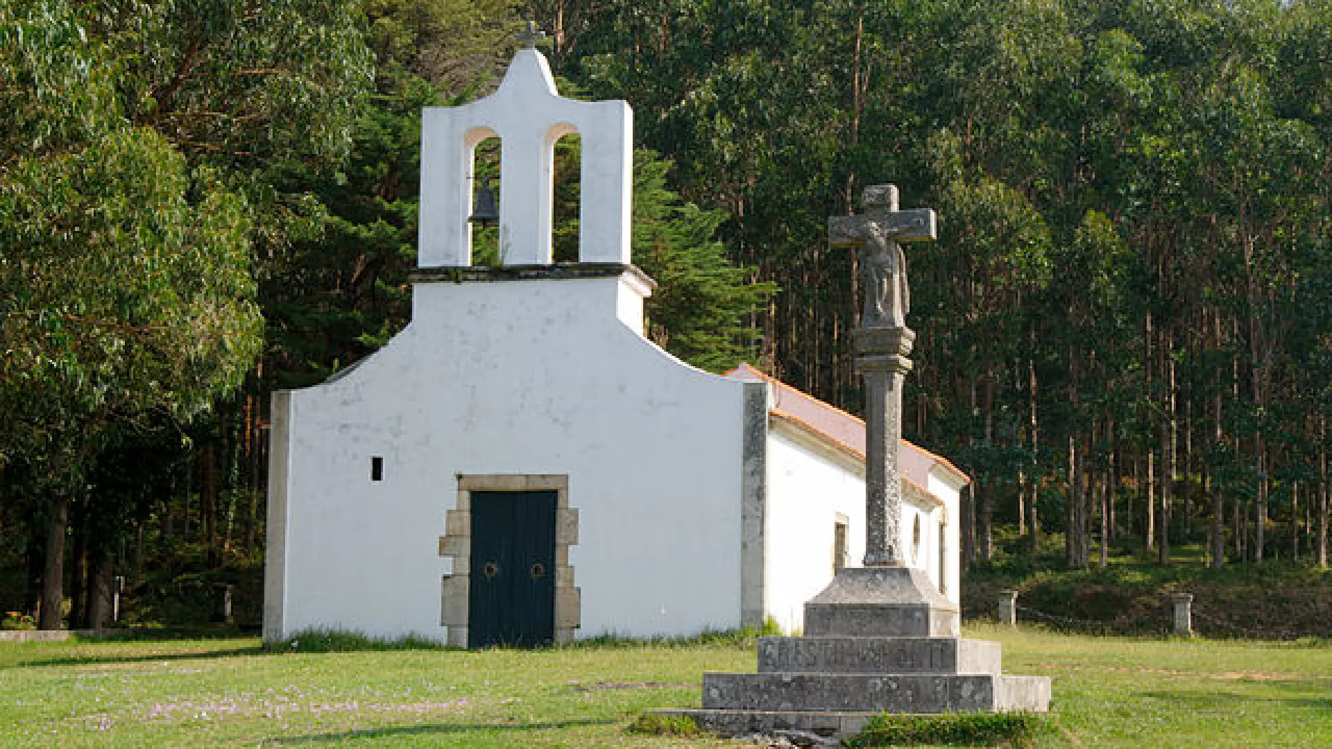 La ermita de Galicia situada en un enclave privilegiado desde donde ver un atardecer de ensueño