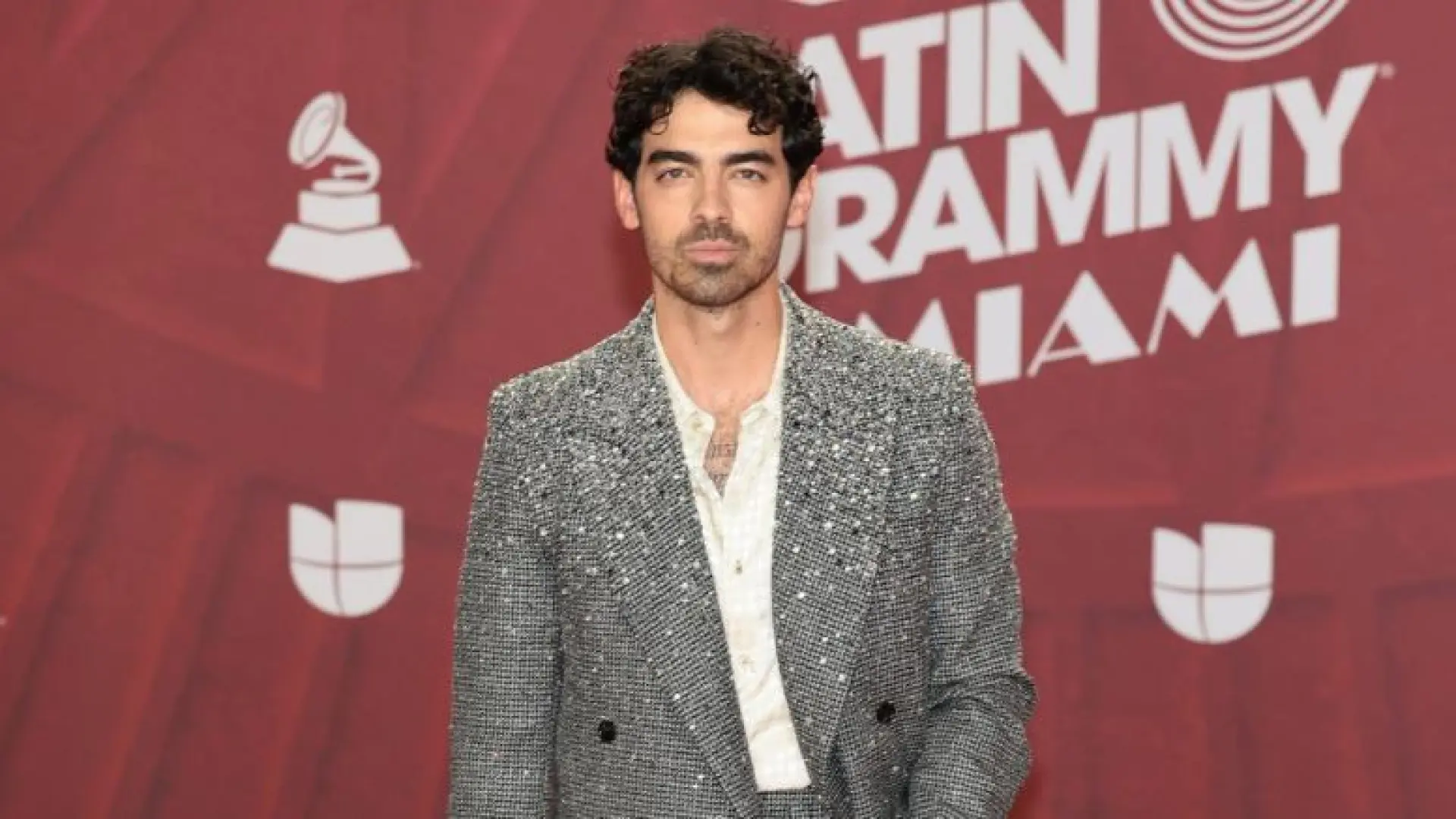 Joe Jonas responde a las críticas por hurgarse la nariz antes de salir al escenario: "¿Nunca habéis tenido un moco?"